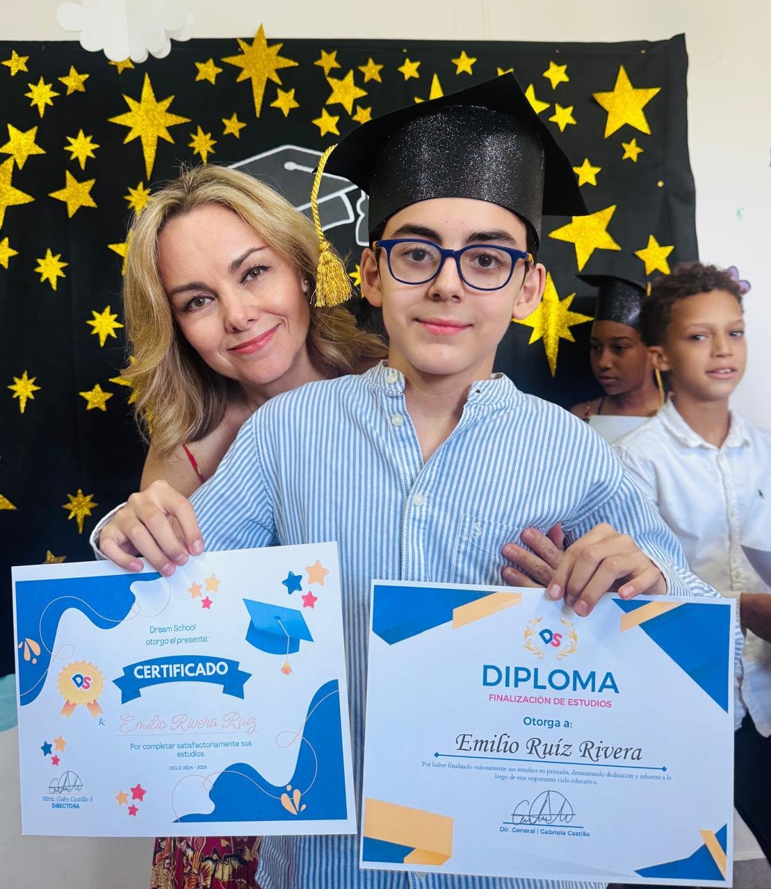 alumnos en escuela en playa del carmen con su certificado