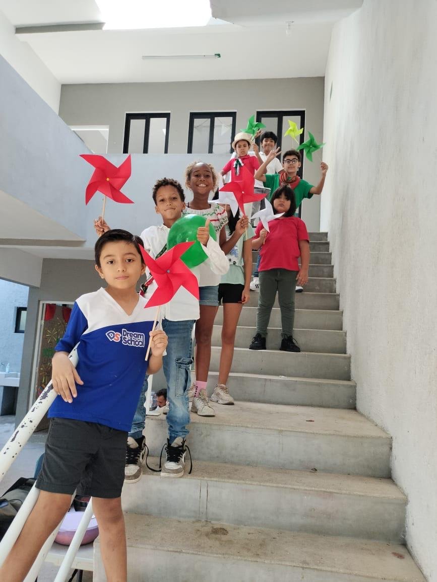 alumnos-en-escaleras-escuela-en-playa-del-carmen