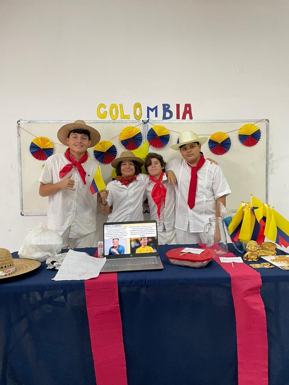 alumnos-en-corredor-turístico-colegio-en-playa-del-carmen